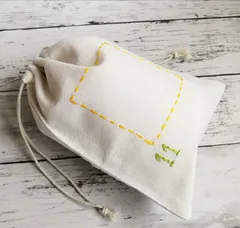 手刺繍の四角と数字『11』　白い巾着袋　巾着ポーチ　白　ハンドメイド