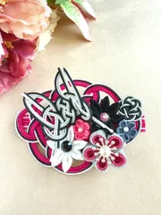 花結びのヘアクリップ・咲火（さっか） （水引×つまみ細工／和モダン／ピンク×黒×グレー）