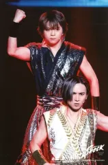 【中古】生写真(ジャニーズ) ジャニーズ/堂本光一・佐藤勝利/ライブフォト・上半身・膝上・2Lサイズ/「Endless SHOCK -Eternal-」ステージフォト