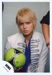 【中古】生写真(ジャニーズ) NEWS/手越祐也/上半身・衣装白、青・右手ボール緑/公式生写真