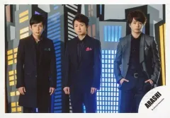 【中古】生写真(ジャニーズ) 嵐/集合(3人)/横型・膝上・ジャケット黒グレー・センター大野・櫻井両手ポケット・背景ビルのオブジェ/「復活LOVE」PV＆ジャケ写撮影オフショット/公式生写真