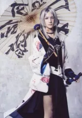 【中古】生写真(男性) 塚本凌生(古今伝授の太刀)/膝上・戦闘服・和傘持ち・背景グレー・キャラクターショット/舞台「『刀剣乱舞』綺伝 いくさ世の徒花」ランダムブロマイド