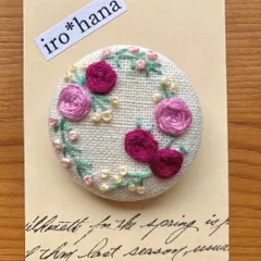 くるみボタン刺繍ブローチ (バラ&かすみ草＊) ハンドメイド