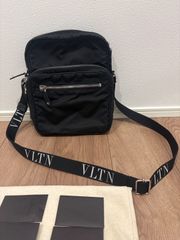 t31【未使用級】ヴァレンティノ レザー ブラック VLTN ショルダー