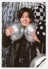 【中古】生写真(ジャニーズ) King ＆ Prince/神宮寺勇太/上半身・衣装黒・両手風船・カメラ目線/アルバム「L＆」MV＆ジャケ写オフショット/公式生写真