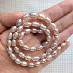 【天然淡水真珠】オーバル型連 5.5-5.9×9-9.5mm 淡いピンク メタリックなテリツヤ 美しいパール ネックレス・ピアス・ブレスレット素材に