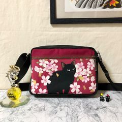両面表の猫柄ミニショルダーバッグ 横型 黒猫と桜吹雪 ワインレッド&ブラック リバーシブル 内ポケット付き ハンドメイド レディース ユニセックス ボディバッグ ポシェット