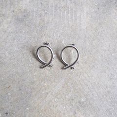 Ouca（ウーサ）ピアス／独創的でしなやかなフォルムにこだわったピアスコレクション/シルバーL型ピアススモール