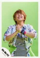 【中古】生写真(ジャニーズ) Kis-My-Ft2/北山宏光/上半身・衣装白・赤・青・黒・ボーダー・両手重ね・両目閉じ・背景緑/「Sha la la☆Summer Time」PV＆ジャケ写撮影/公式生写真