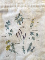 【ハーブ】刺繍　巾着　巾着袋　IT004-15　ito&　ボタニカル　母の日　サブバック　ポーチ　小物入れ　小さめ　旅行　化粧品　コスメ　プレゼント　ギフト　かわいい　おしゃれ