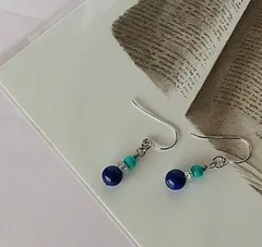 耳元で揺れる天然石のピアス