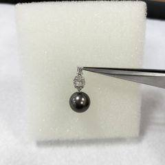 ラストチャンス　Ｋ１８ＷＧ 黒蝶真珠ペンダントトップ