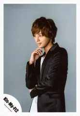 【中古】生写真(ジャニーズ) Kis-My-Ft2/藤ヶ谷太輔/上半身・衣装黒・白・左向き・右手顎・背景グレー/「16夏 パンフ＆グッズ撮影」/公式生写真