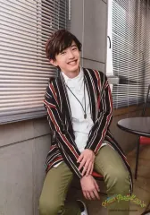 【中古】生写真(ジャニーズ) 関西ジャニーズJr./道枝駿佑/膝上・座り・衣装青・赤・白・両手下げ・笑顔・背景グレー/「X’mas Party!! 2018」オリジナルフォト