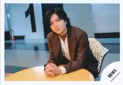 【中古】生写真(STARTO) NEWS/加藤シゲアキ/横型・膝上/「NEWS 20th Anniversary LIVE 2023 in TOKYO DOME BEST HIT PARADE!!! ～シングル全部やっちゃいます～」グッズオフショット/公式生写