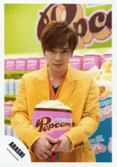 【中古】生写真(ジャニーズ) 嵐/松本潤/上半身・衣装黄色・両手ポップコーン・背景黄緑/公式生写真