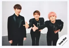 【中古】生写真(ジャニーズ) Snow Man/渡辺翔太・向井康二・佐久間大介/横型・膝上/「Snow Man LIVE TOUR 2021 Mania」グッズオフショット/公式生写真