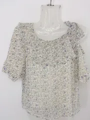 ◇ MAJESTIC LEGON 花柄 ワンショルダー 半袖 ブラウス カットソー サイズM オフホワイト ブルー系 レディース P  【中古】 【1209160003831】