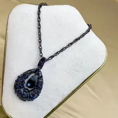 青のゴージャスドロップペンダント　煌めくアクセント　スワロフスキー　ネックレス　ギフトジュエリー　アクセサリー
