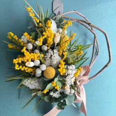 ドライフラワーリース　ミモザリース　ミモザ　ドライフラワー　ブルニア　春　春リース　インテリア　プレゼント　贈り物　卒業祝い　退職祝い　還暦祝い　誕生日　結婚祝い　出産祝い　新築祝い　ウェディング　感謝状　両親贈呈　可愛い　個性的　黄色　お花好き