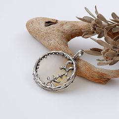 ～水の中に揺蕩う～　イリスアゲートのデザインペンダント　天然石アクセサリー　一点物 　macari