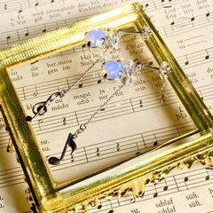 ト音記号と音符　ピアス　イヤリング　ヴィトラルライトホワイトオパール
