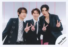 【中古】生写真(STARTO) Snow Man/ラウール・渡辺翔太・向井康二/横型・上半身/シングル「LOVE TRIGGER / We’ll go together」MV＆ジャケ写オフショット/公式生写真