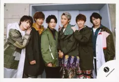 【中古】生写真(ジャニーズ) Snow Man/集合(6人)/横型・膝上・衣装緑・佐久間阿部の肩に手/「JOHNNYS’ King ＆ Prince IsLAND」グッズオフショット/公式生写真