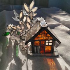 新作ステンドグラス　日本の冬ほっこり田舎茅葺き屋根に積もる雪と木雪景色雪化粧白川郷風