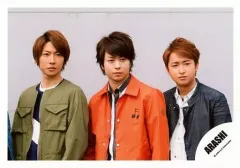 【中古】生写真(ジャニーズ) 嵐/相葉雅紀・櫻井翔・大野智/横型・上半身・衣装オレンジカーキ黒・目線右/「青空の下、キミのとなり」PV＆ジャケ/公式生写真