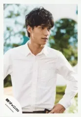 【中古】生写真(ジャニーズ) 関ジャニ∞/錦戸亮/上半身・衣装白・ワイシャツ・両手曲げ・左手腰・顔右向き・屋外/公式生写真