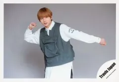 【中古】生写真(ジャニーズ) Travis Japan/中村海人/横型・膝上・衣装白.グレー・両手グー・背景グレー/「Travis Japan LIVE TOUR 2020 ENTER 1234567」グッズオフショット/公式生写真