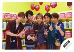 【中古】生写真(ジャニーズ) 嵐/集合(5人)/横型・膝上・左手ピース・指立て・背景ポップコーン/公式生写真