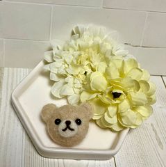 クマちゃん　ブローチ（薄ベージュ）