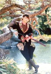 [중고]생사진(남성) BOYS AND MEN/와카나 타이키/전신·의상 블랙·레드·양손도·발교차·야외/영화[사무라이·록]생 사진