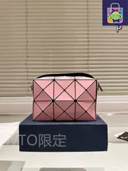 【今日特価】Issey Miyake イッセイ・ミヤケ カメラバッグ レーザー加工による輝く素材感-WTO輸入1