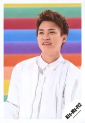 【中古】生写真(ジャニーズ) Kis-My-Ft2/二階堂高嗣/上半身・衣装白・左向き・口開け・背景レインボー/シングル「君、僕。」MV＆ジャケ写オフショット/公式生写真 