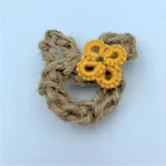 ウサギキツネの麻紐ブローチ