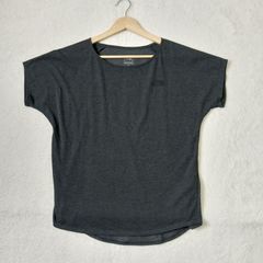 【THE NORTH  FACE レディース Sサイズ Tシャツ】グレー　胸元＆バックプリント ロゴ 　メッシュ風加工（後ろ面）　カジュアル / スポーツ / アウトドア