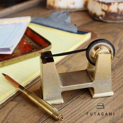 フタガミFUTAGAMI 鋳肌 テープカッター 小 | シック 雑貨 文具 鋳物 真鍮 富山県 高岡 伝統工芸 フタガミ 二上 ネコポス可 おしゃれ 開店祝い ギフト プレゼント テープ カッター テープ台 セロハンテープ