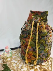 エレガントなゴブラン生地の丸底巾着バッグ　ハンドメイド　ブラック　ゴブラン生地　北欧 巾着 ショルダーバッグ　プレゼント　高級感