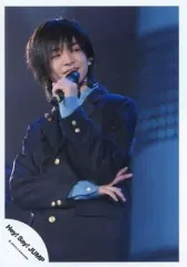 【中古】生写真(ジャニーズ) Hey! Say! JUMP/知念侑李/ライブフォト・上半身・制服紺・シャツ水色・腕組み・目線右・左手マイク/公式生写真