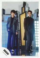 【中古】生写真(ジャニーズ) 嵐/櫻井翔・松本潤/全身・ジャケット黒グレー・櫻井右手ポケット・松本両手ポケット・体右向き・背景ビルのオブジェ/「復活LOVE」PV＆ジャケ写撮影オフショット/公式生写真