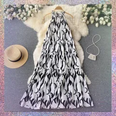 レディースドレス　Aラインワンピース　モノトーン　リゾート　キャバドレス　デート　海　海外　ロング丈　体型カバー　おしゃれマタニティ　ノースリーブ　胸元カバー　白ホワイト　黒ブラック　大学生　合コン　春夏　プール　細見え　韓国ファッション　きれいめ　かわいい