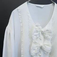 新品タグ付き　♡INGEBORG♡ フード付きアイボリーシャツ　レース　刺繍 新品タグ付き ♡INGEBORG♡ フード付きアイボリーシャツ レース 刺繍