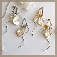 ＊ハンドメイドピアス ニュアンスメタル パール オーロラ 花びら クリアビーズ ワイヤー ブライダル アレルギー対応