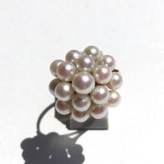 17粒の真珠が咲く18金のリング　12号　新品　宝石店ストック品