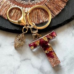 antique rose♡レジンイニシャルキーホルダー　T