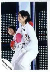 【中古】生写真(ジャニーズ) Hey! Say! JUMP/山田涼介/ライブフォト・膝上・衣装白・千野葵抱きかかえ/公式生写真