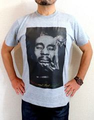 スモーキングBobＴシャツ 【サイズ：S 、M 、L 、XL 、２XL 】 【土日も発送】Ｔシャツ　ボブＴシャツ　ボブマーリーTシャツ　ボブマーレーのTシャツ　ガンジャTシャツ　大麻　レゲエＴシャツ　マリファナ　ビッグサイズTシャツ　無料ラッピング